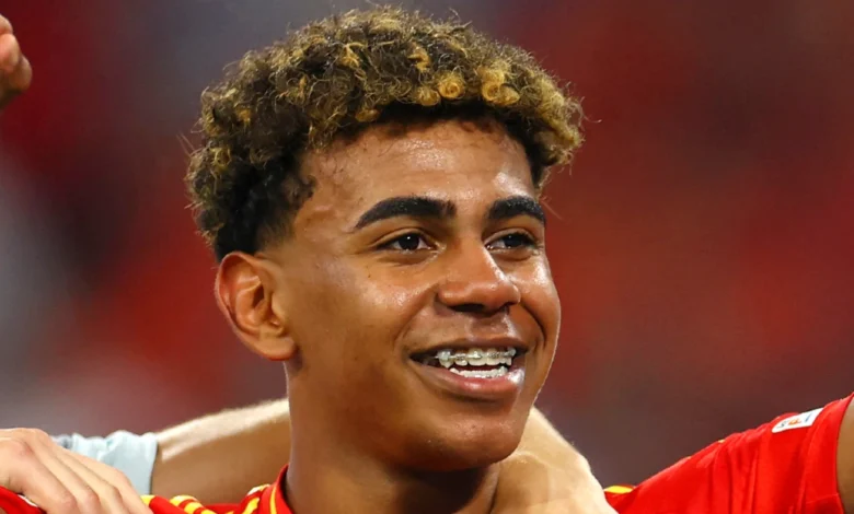 حقيقة ضجة لامين جمال بين المغرب وإسبانيا… ملف محسوم وإشاعات بلا أساس 1 اللاعب لامين جمال خلال مباراة مع المنتخب الإسباني وسط جدل إعلامي حول مستقبله الدولي