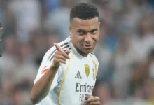 كيليان مبابي يحتفل بهدف مع ريال مدريد في ملعب سانتياغو برنابيو