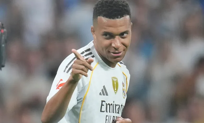 كيليان مبابي يحتفل بهدف مع ريال مدريد في ملعب سانتياغو برنابيو