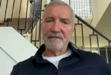 صورة غراييم سونيس خلال مقابلة إعلامية وهو يتحدث بلهجة حادة عن أداء محمد صلاح