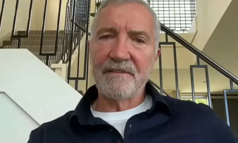 صورة غراييم سونيس خلال مقابلة إعلامية وهو يتحدث بلهجة حادة عن أداء محمد صلاح