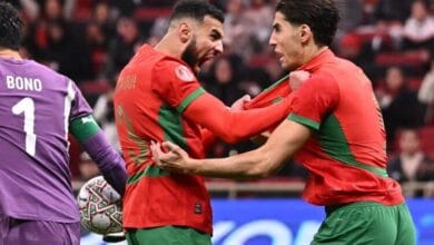 نصير مزراوي ونايف أكرد يتبادلان التحية داخل معسكر المنتخب المغربي