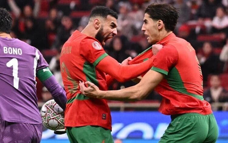 مزراوي يكسر الصمت بعد لقطة الغضب على أكرد ويوجه رسالة واضحة للجماهير 1 نصير مزراوي ونايف أكرد يتبادلان التحية داخل معسكر المنتخب المغربي