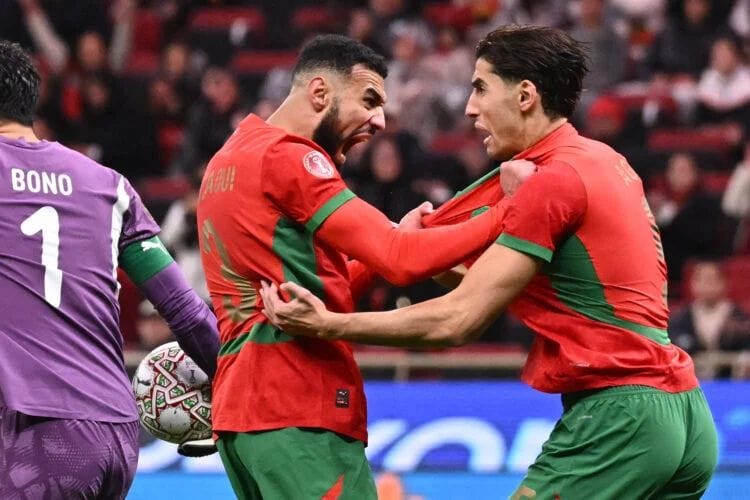 نصير مزراوي ونايف أكرد يتبادلان التحية داخل معسكر المنتخب المغربي