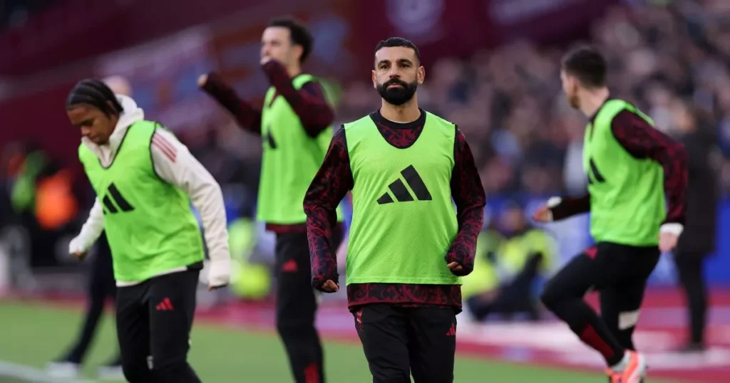 محمد صلاح يجلس على دكة البدلاء خلال مباراة ليفربول في الدوري الإنجليزي