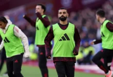 محمد صلاح يجلس على دكة البدلاء خلال مباراة ليفربول في الدوري الإنجليزي