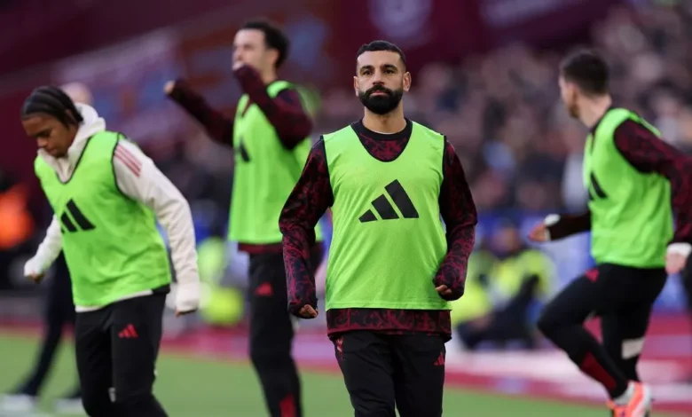 محمد صلاح يقترب من الرحيل عن ليفربول والعلاقة تصل إلى نقطة الانفجار 1 محمد صلاح يجلس على دكة البدلاء خلال مباراة ليفربول في الدوري الإنجليزي