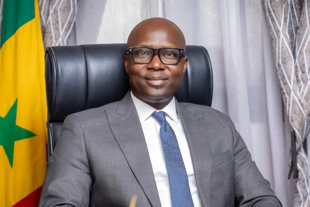 رئيس الجامعة السنغالية لكرة القدم عبدو اللاي فال خلال تصريحاته المثيرة بعد نهائي كأس أمم إفريقيا 2025